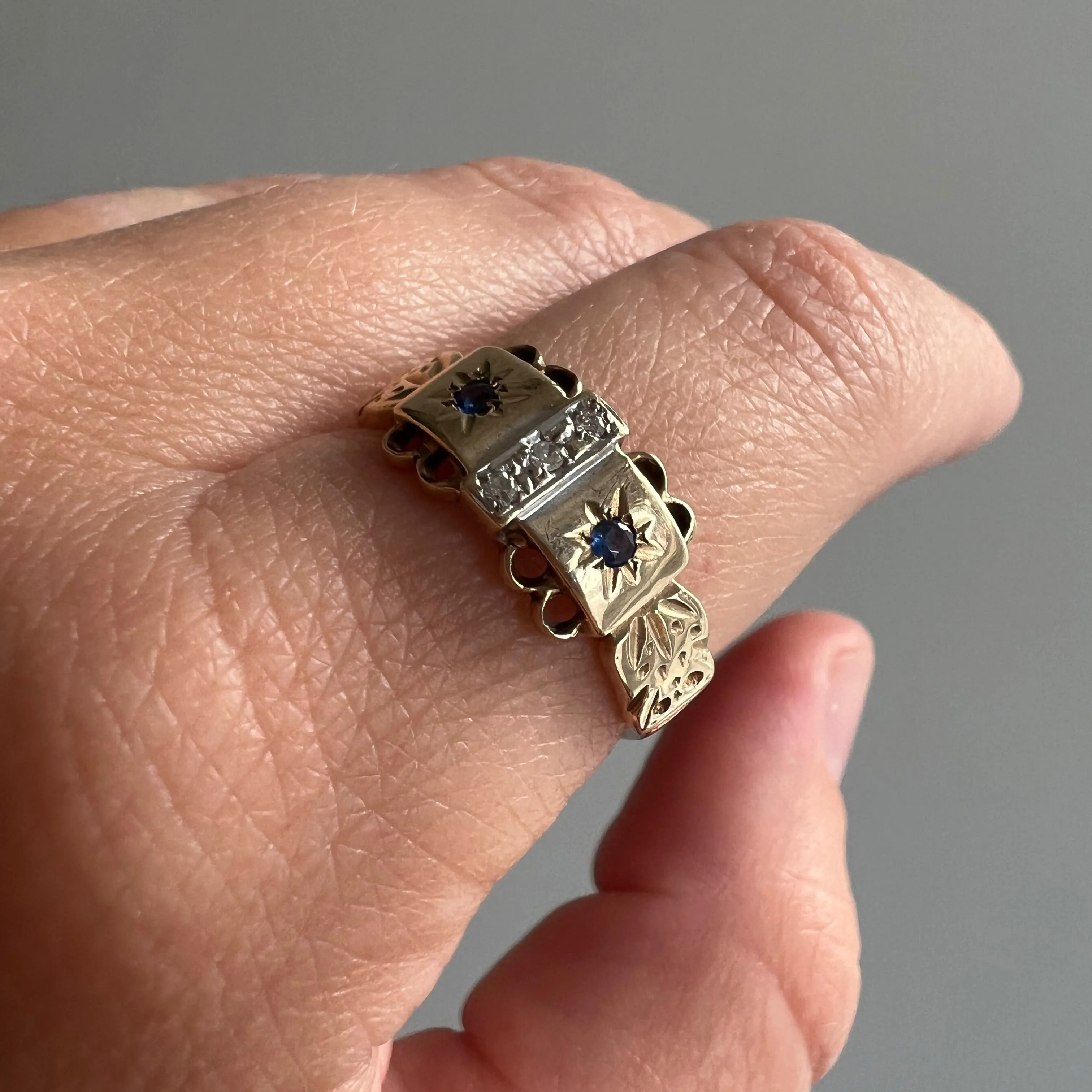 V I N T A G E // bird-like band / 9k yellow gold starburst ring with diamonds and sapphire / size 7.25 to 7.5