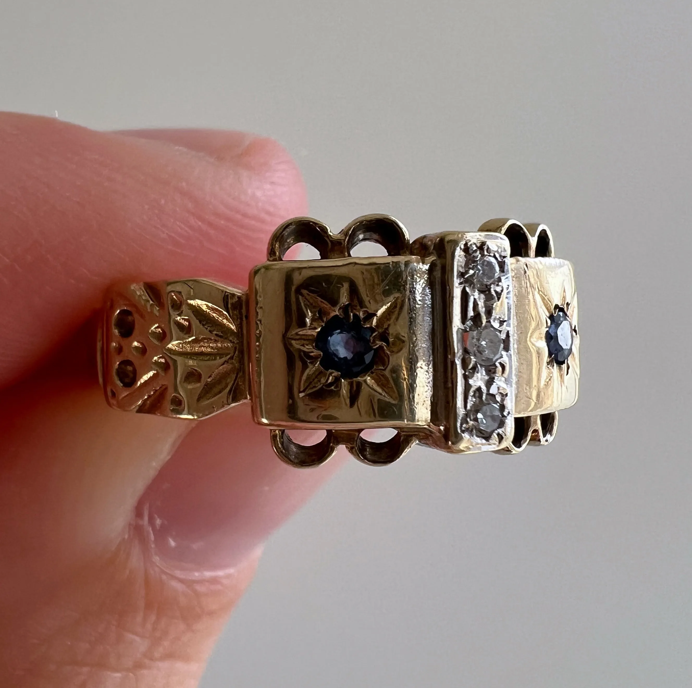 V I N T A G E // bird-like band / 9k yellow gold starburst ring with diamonds and sapphire / size 7.25 to 7.5