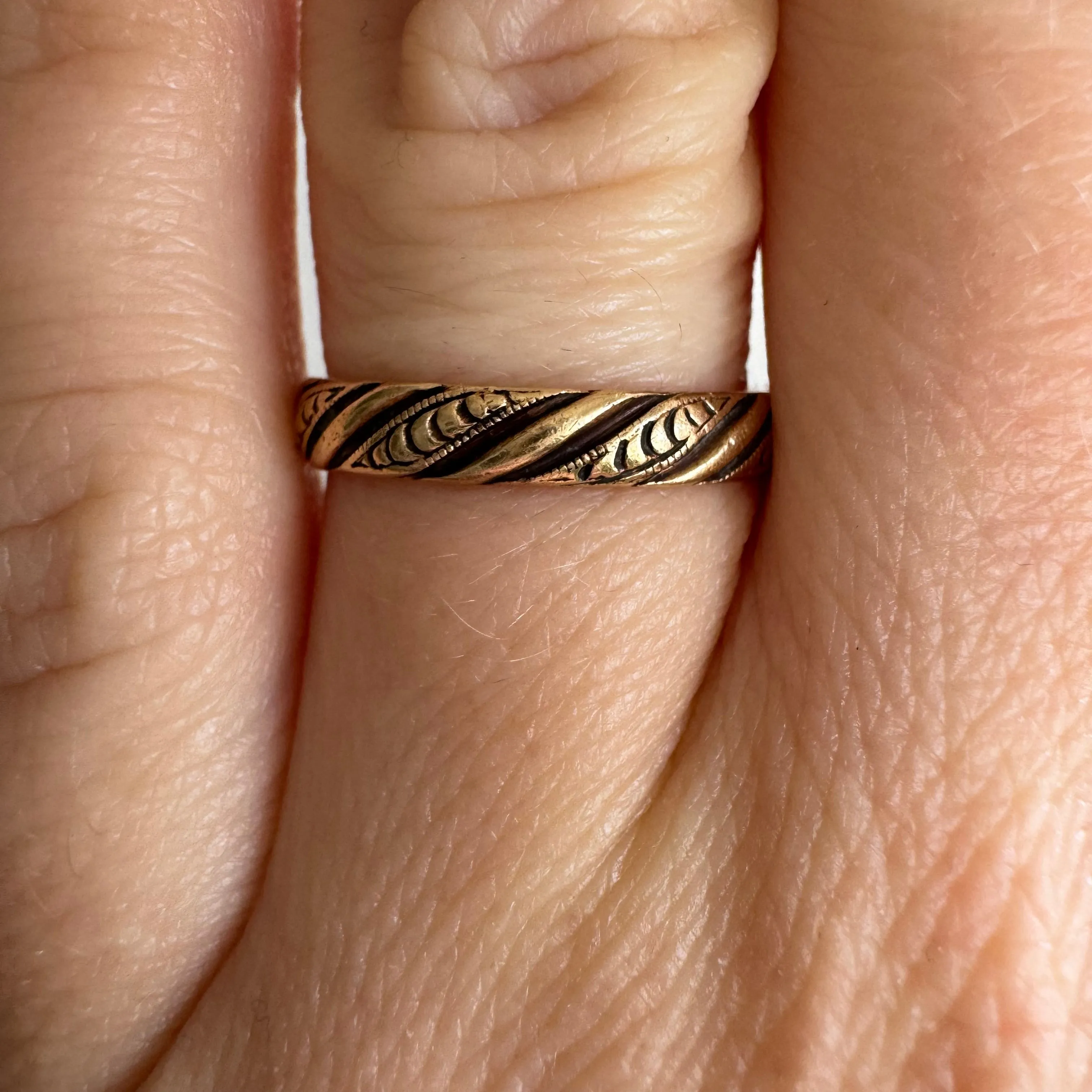 V I N T A G E // peas in the pod / 14k rosy yellow Lohengrin patterned eternity band / size 5