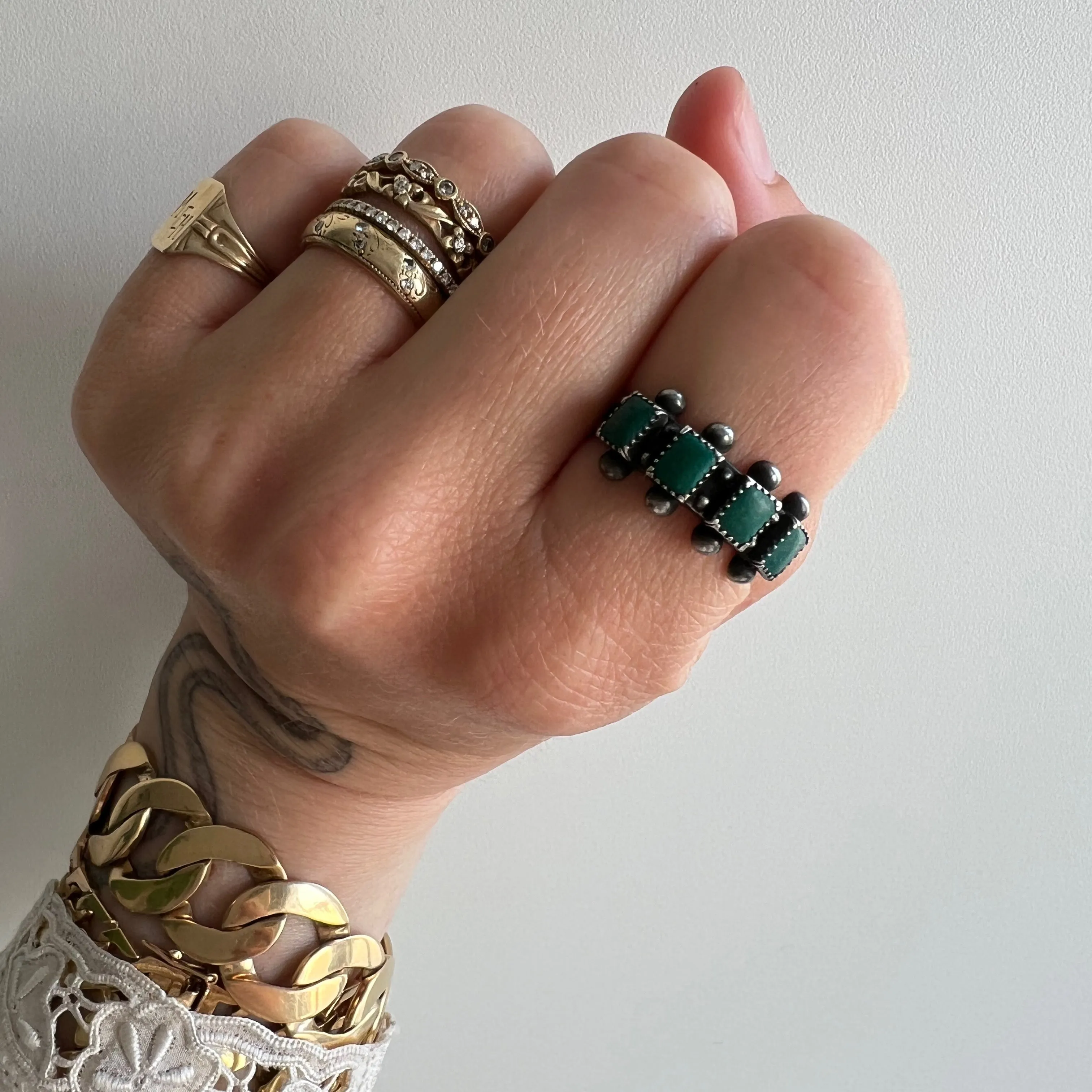 V I N T A G E // petit point stacker / old Zuni sterling silver and green turquoise sawtooth bezel band ring / size 6 to 6.25