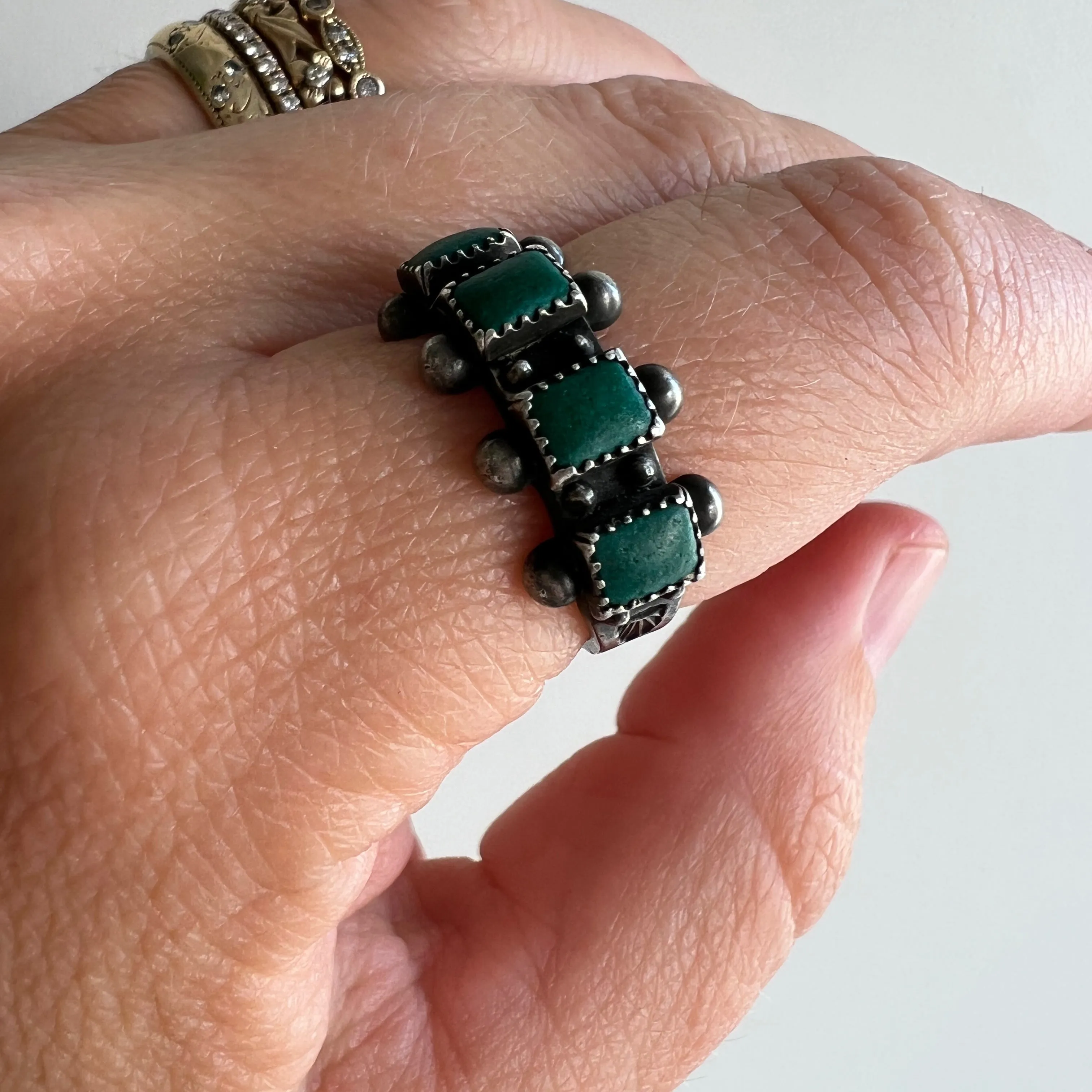 V I N T A G E // petit point stacker / old Zuni sterling silver and green turquoise sawtooth bezel band ring / size 6 to 6.25