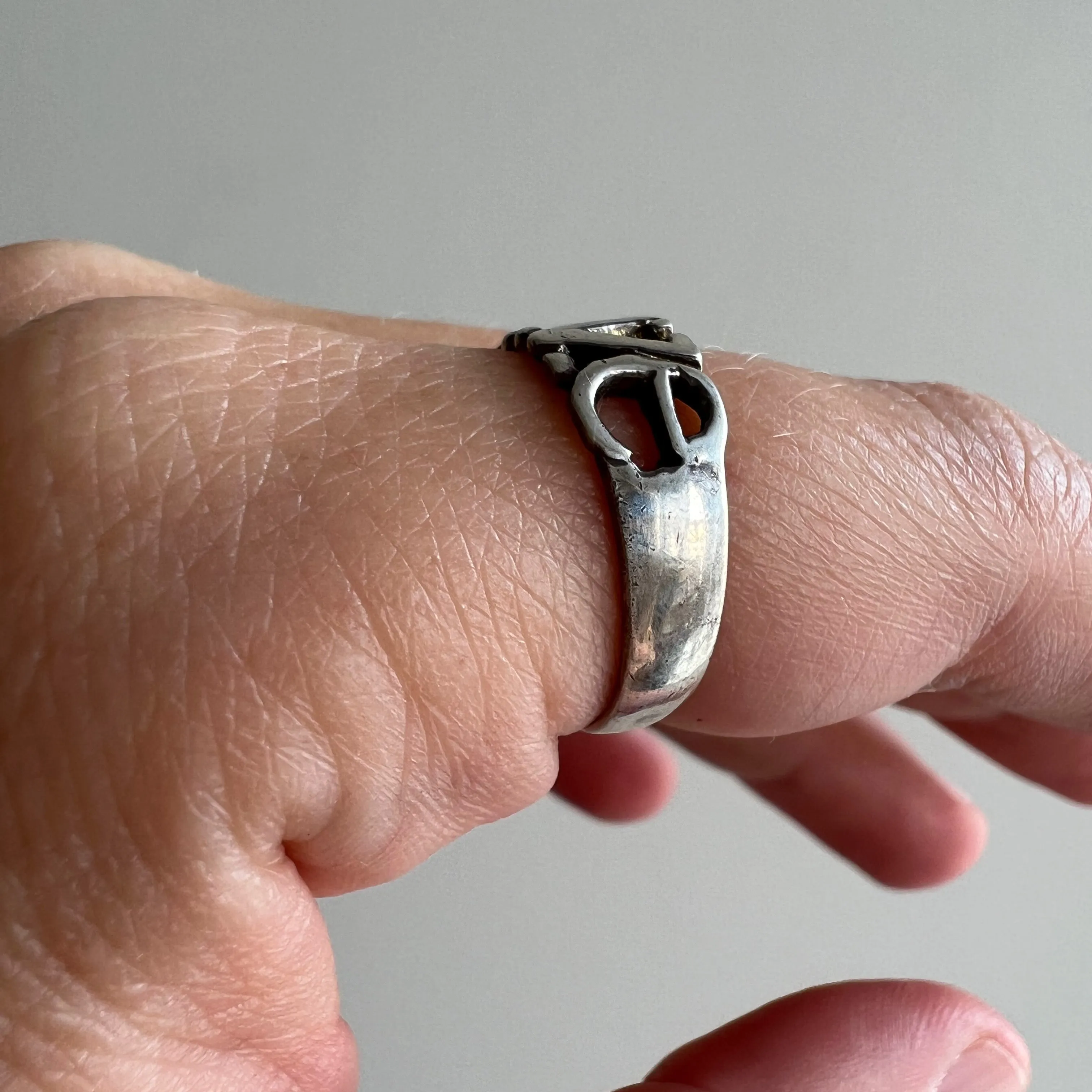 V I N T A G E // punctuated LOVE / sterling silver LOVE word ring / size 6.25